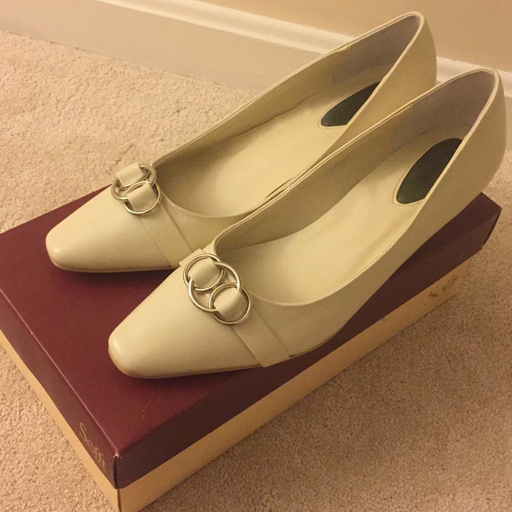 Leather medium heels